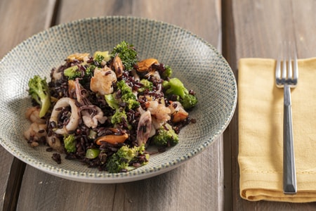 Arroz venere con brócoli y mariscos