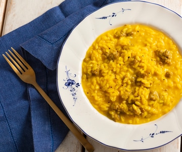 Risotto con salchicha y azafrán