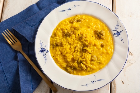 Risotto con salchicha y azafrán