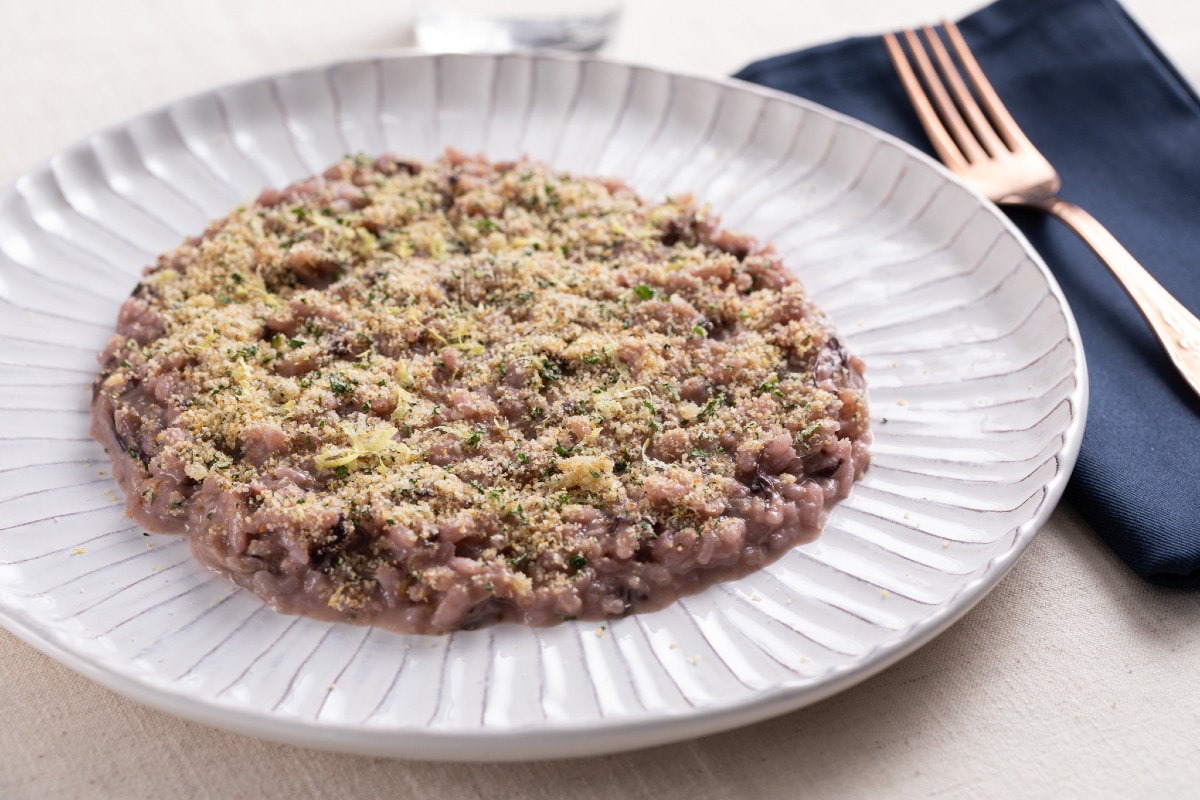 Risotto con achicoria, mantequilla de anchoas y pan aromático