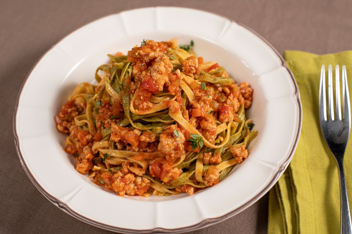 Tagliatelle paglia e fieno con ragú de conejo