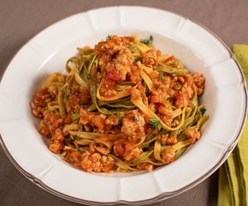 Tagliatelle paglia e fieno con ragú de conejo