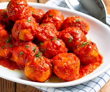 Albóndigas de pez espada con salsa