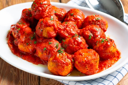 Albóndigas de pez espada con salsa