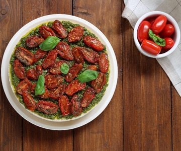 Cheesecake salada con pesto y tomatitos