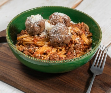 Espaguetis con ragú y albóndigas