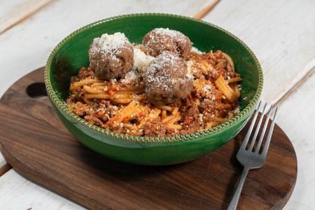 Espaguetis con ragú y albóndigas