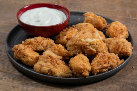 Pechuga de pollo empanada en palitos de pan