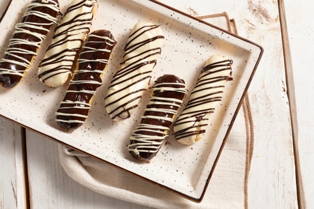 Éclair de crema y chocolate