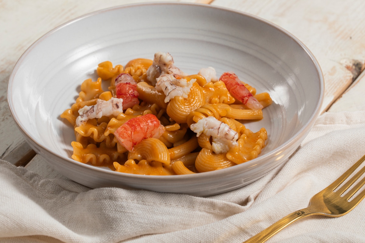 Pasta mixta con galeras y colas de gambas