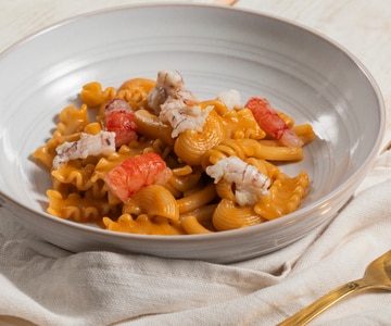 Pasta mixta con galeras y colas de gambas