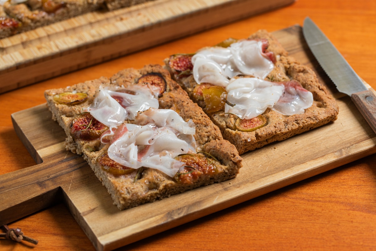 Focaccia de 5 cereales con higos y tocino
