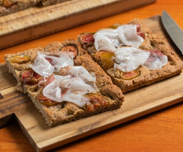 Focaccia de 5 cereales con higos y tocino
