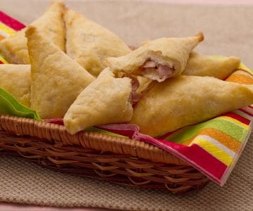 Triangulitos de ricotta con taleggio y peras