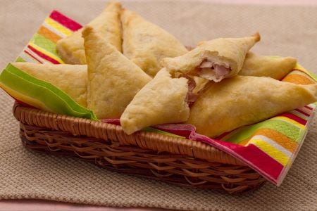 Triangulitos de ricotta con taleggio y peras