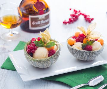 Melón relleno de fruta y helado