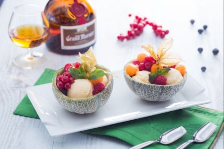 Melón relleno de fruta y helado