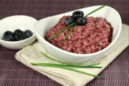 Risotto con arándanos silvestres y cebollino