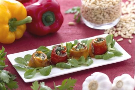 Filetes de pimientos asados con anchoas a los sabores