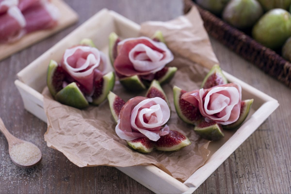 Rositas de jamón serrano sobre higos