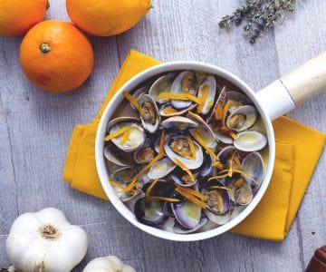 Salteado de almejas a la naranja