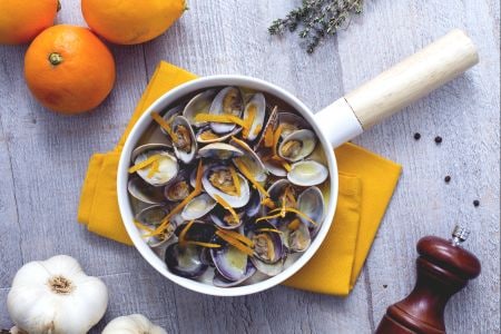 Salteado de almejas a la naranja