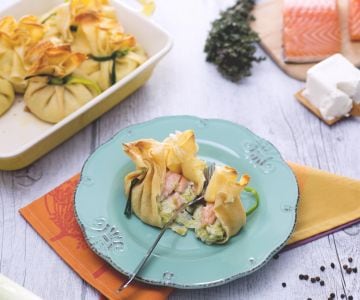 Paquetitos de puerros, salmón y robiola