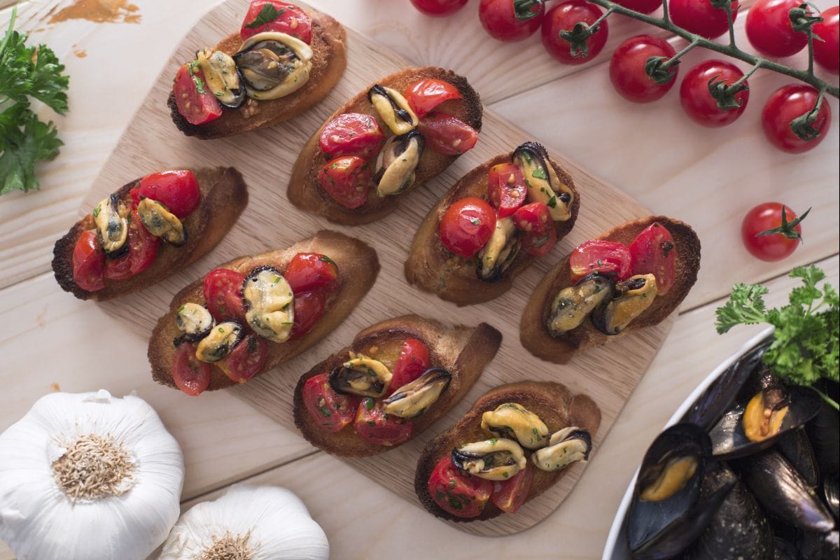 Tostadas de mejillones y tomatitos
