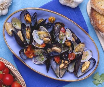 Salteado de mejillones y almejas