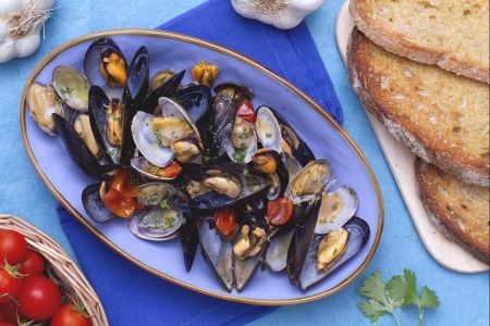 Salteado de mejillones y almejas