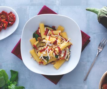 Ensalada de pasta con berenjenas y tomates secos