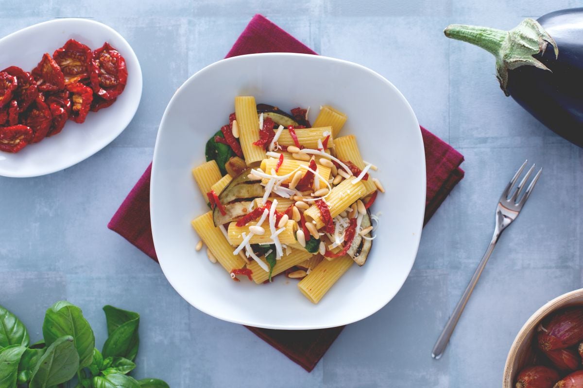 Ensalada de pasta con berenjenas y tomates secos