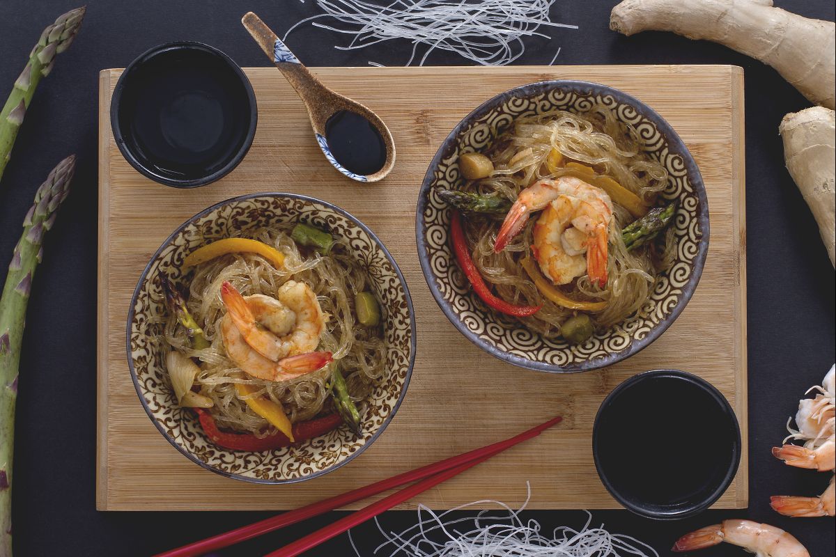 Espaguetis de soja con verduras y gambas