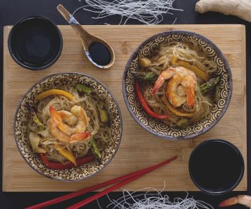 Espaguetis de soja con verduras y gambas