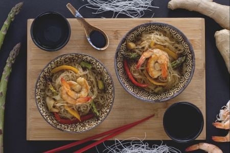 Espaguetis de soja con verduras y gambas