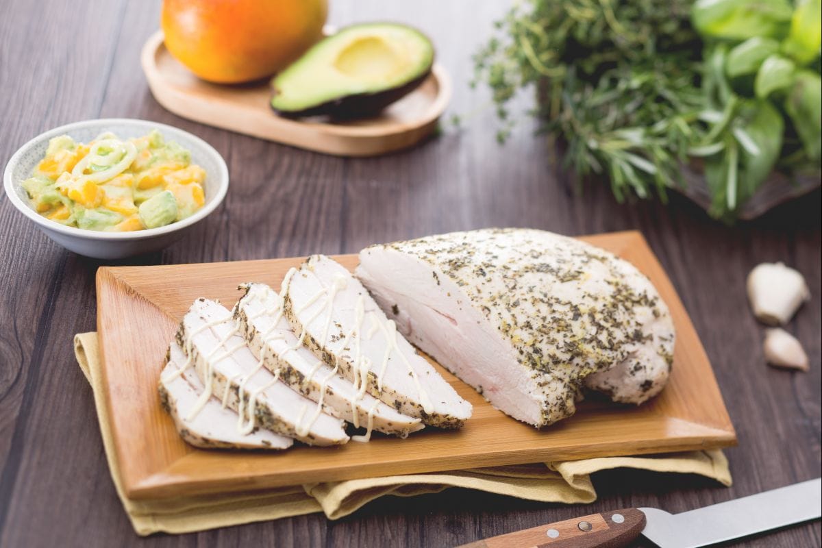 Pavo a las hierbas y ensalada exótica