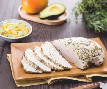 Pavo a las hierbas y ensalada exótica