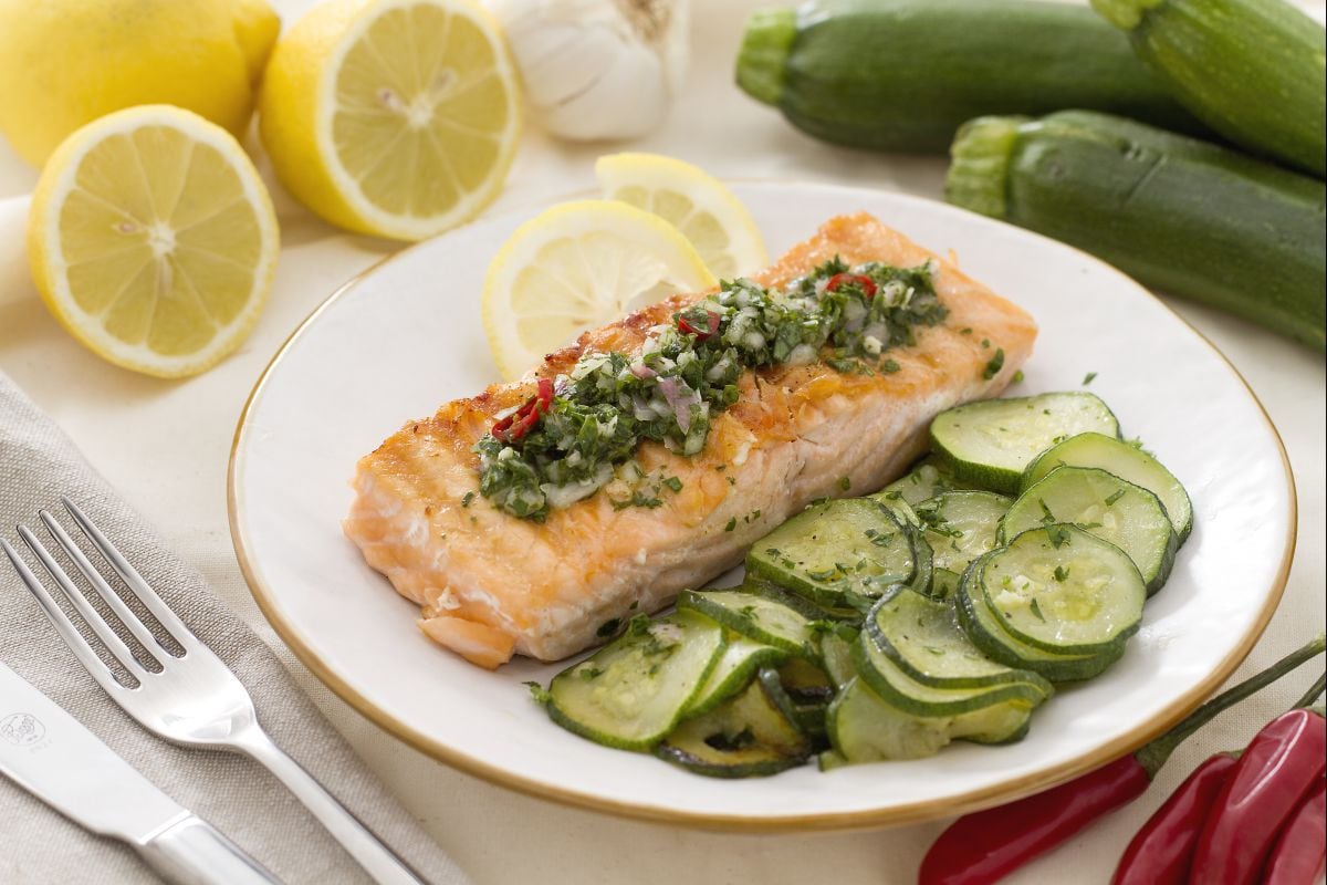 Salmón a la parrilla con salsa de perejil