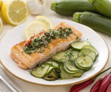 Salmón a la parrilla con salsa de perejil