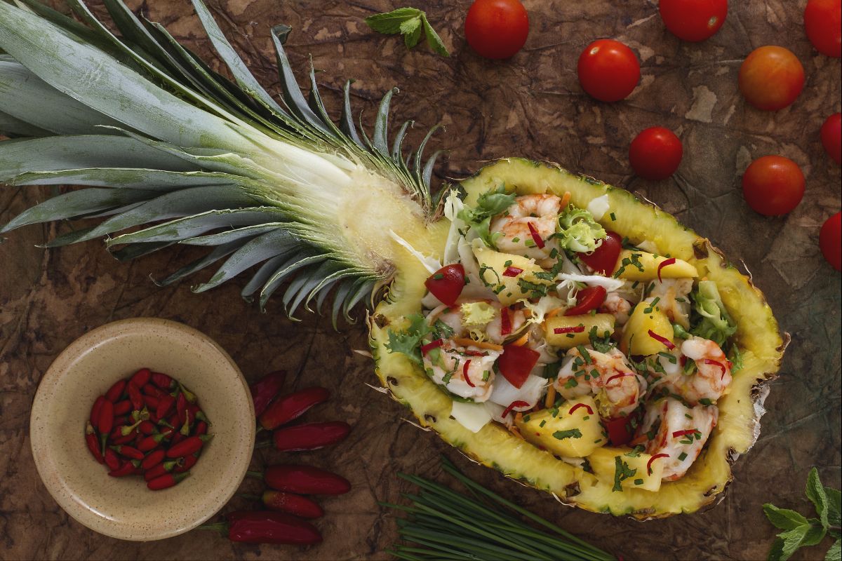 Ensalada con gambas en la piña