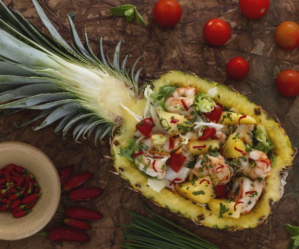 Ensalada con gambas en la piña