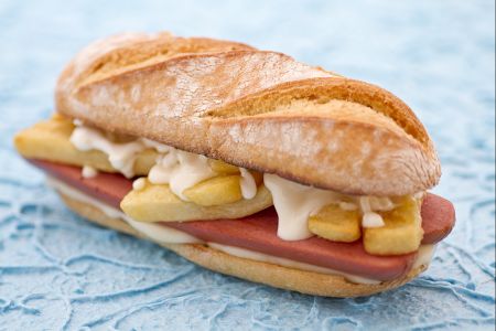 Bocadillo de salchicha y patatas fritas