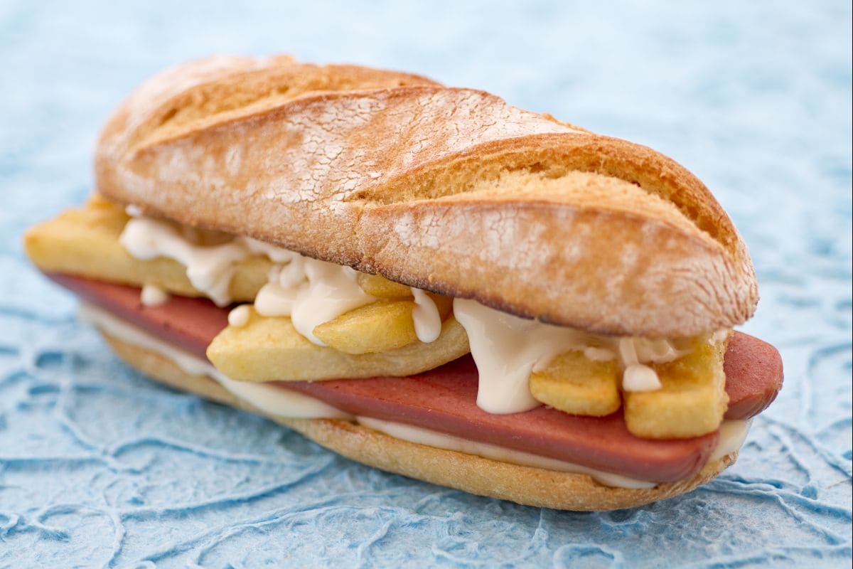 Bocadillo de salchicha y patatas fritas