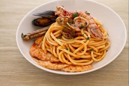Pasta y pescado en guiso
