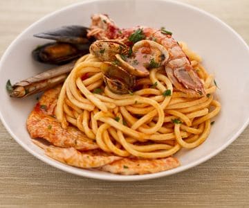 Pasta y pescado en guiso