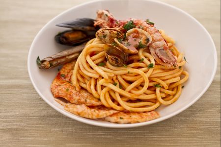 Pasta y pescado en guiso