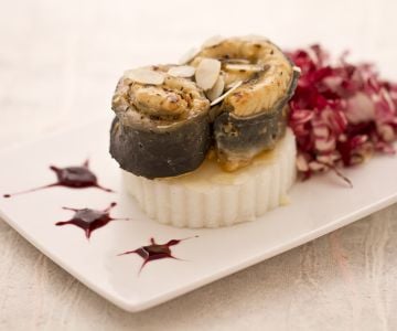 Anguila en costra de almendras