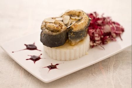 Anguila en costra de almendras