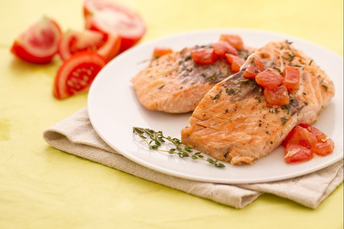 Tronco de salmón con tomates y tomillo