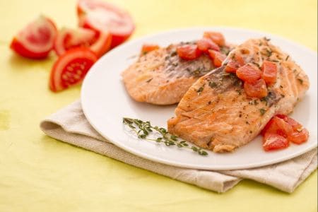 Tronco de salmón con tomates y tomillo